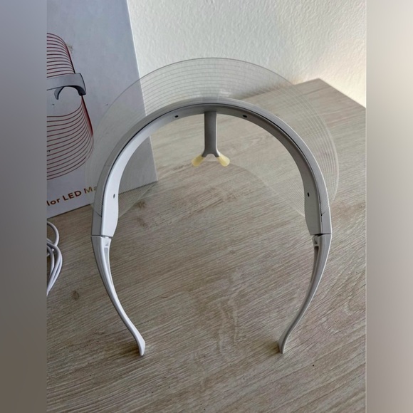 LED Light Therapy Mask - Picture 6 of 8